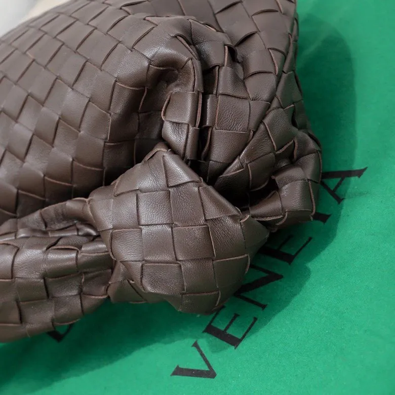 Batch 1460 BV Bottega Veneta 2022 Early Spring New Ladies Medium JODIE Handbag BV Bag 🔥The new method is to round the corners on the original basis and knot the round hobo bag with classic woven leather. The most iconic triangular pull-out design, using sheepskin draped soft shape, is super suitable for concave shapes~ Jodie feels really gentle to people, and is definitely the best item for daily matching. It has the same weave, new elements and twists, and is versatile. It is the new favorite of street style Internet celebrities! Size: 36*21*13 Model: 6697